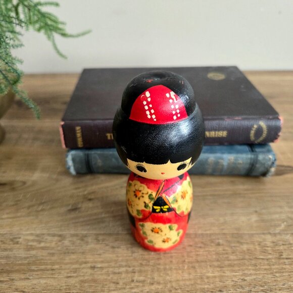 Vintage Japanese Kokeshi Carved Wooden Doll Kimono Floral Design Toy - Picture 6 of 7